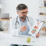 Ernährungstherapie nach Dünndarmkrebs: Prof. Dr. Markus Masin entwickelt systematische Betreuungskonzepte