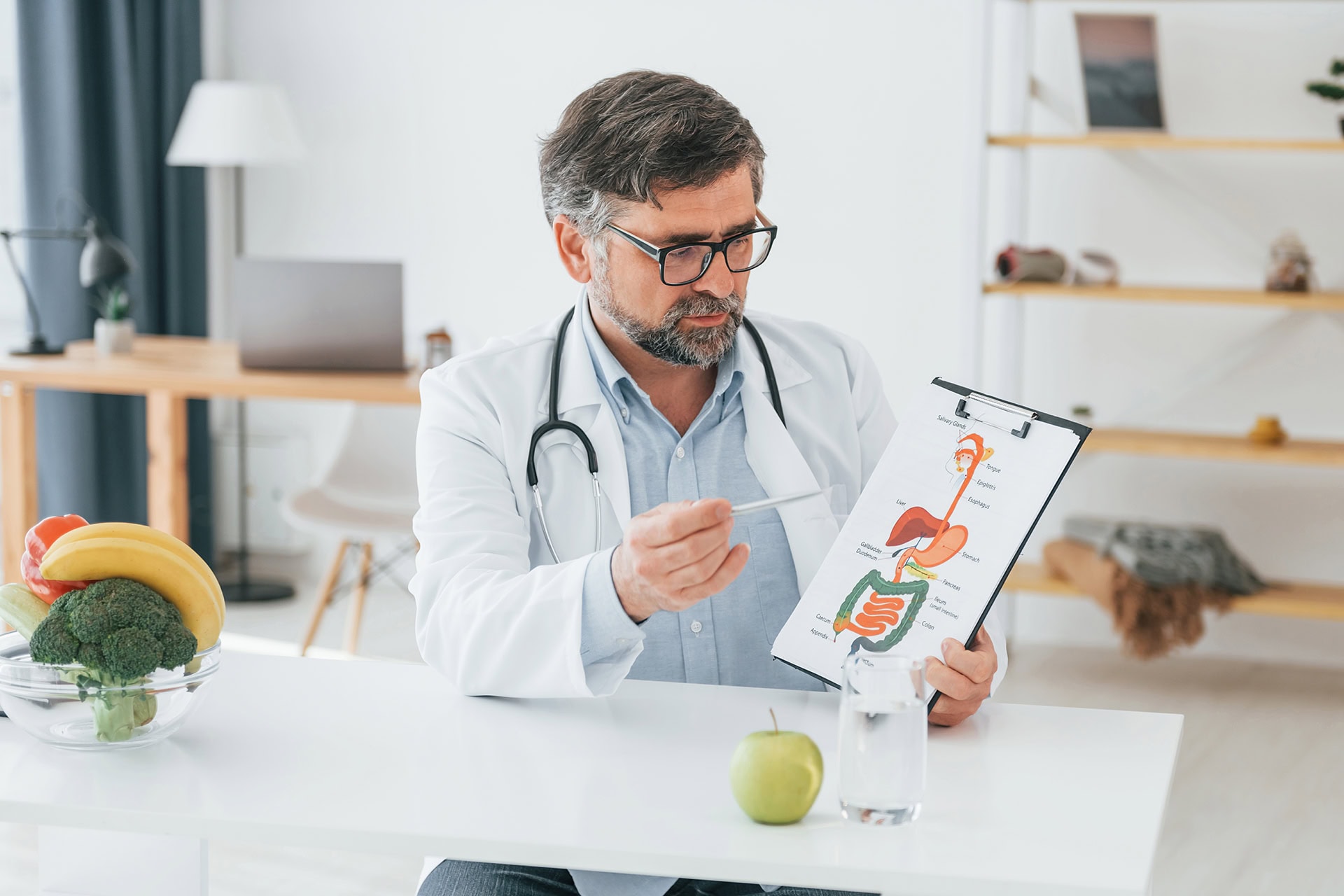 Ernährungstherapie nach Dünndarmkrebs: Prof. Dr. Markus Masin entwickelt systematische Betreuungskonzepte